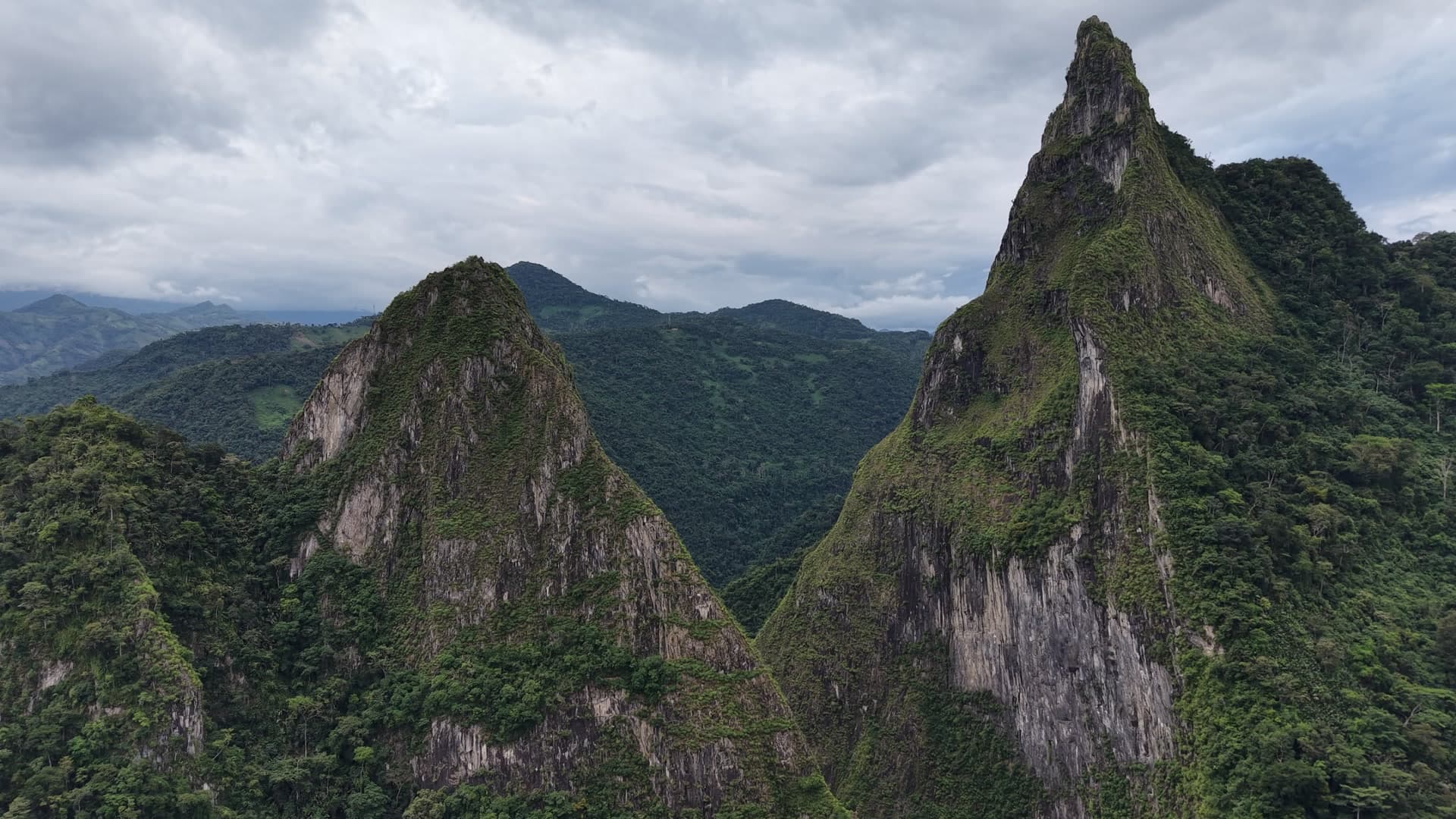 Las cumbres gemelas de Fura y Tena vistas desde el aire