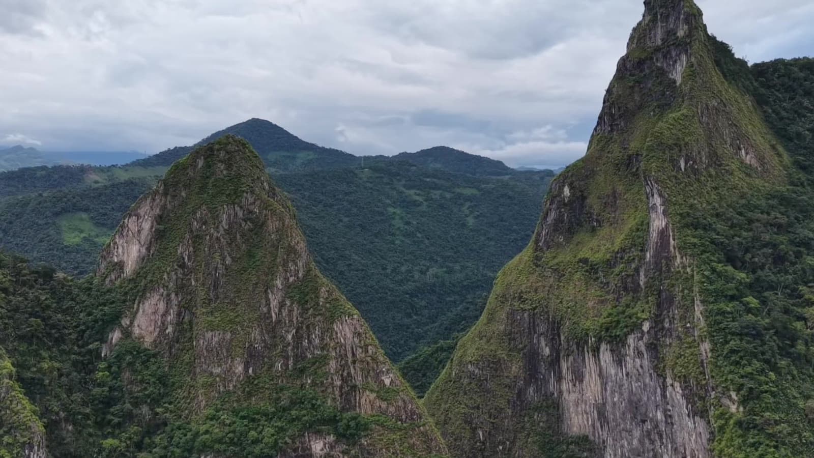 Cumbres gemelas de Fura y Tena vistas desde el aire, en la región esmeraldera de Boyacá